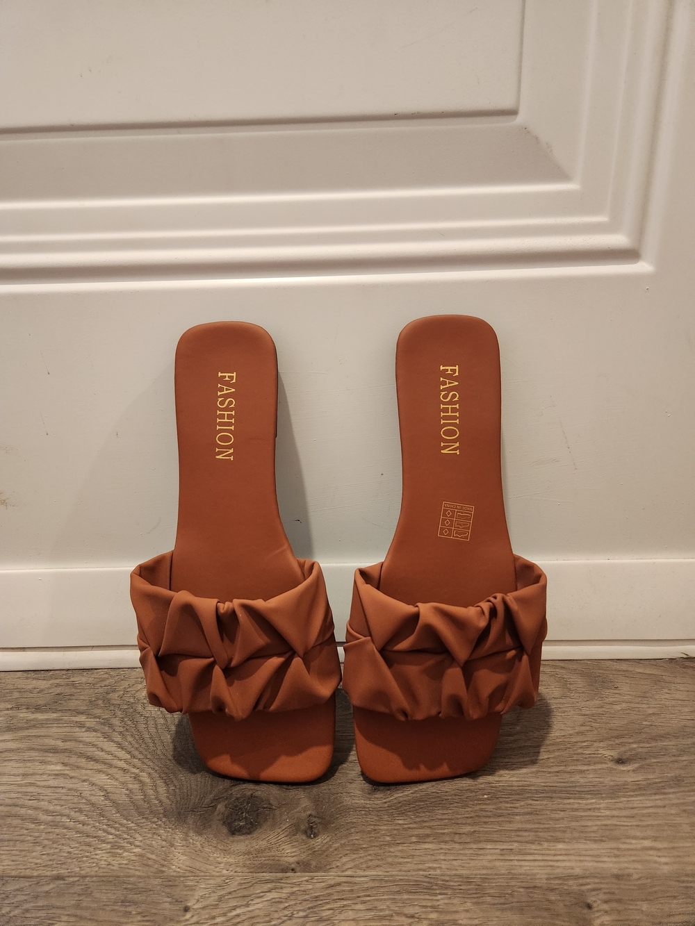 Fashion Women's Ruffled Slide Sandals in Rust